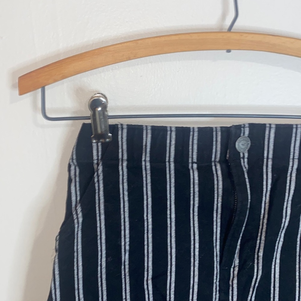 🎈Adorable Mini Holister skirt with pockets! - Picture 3 of 6